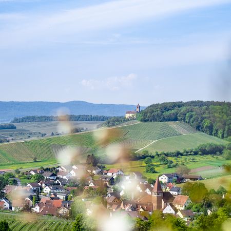 Blick vom Zweifelberg über den Weinort Haberschlacht zum Schloss Stocksberg