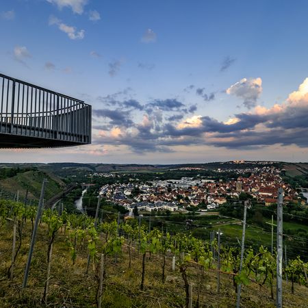 Weinkanzel Besigheim mit Blick auf die Altstadt und die Felsengärten am Neckar am hinteren Horizont