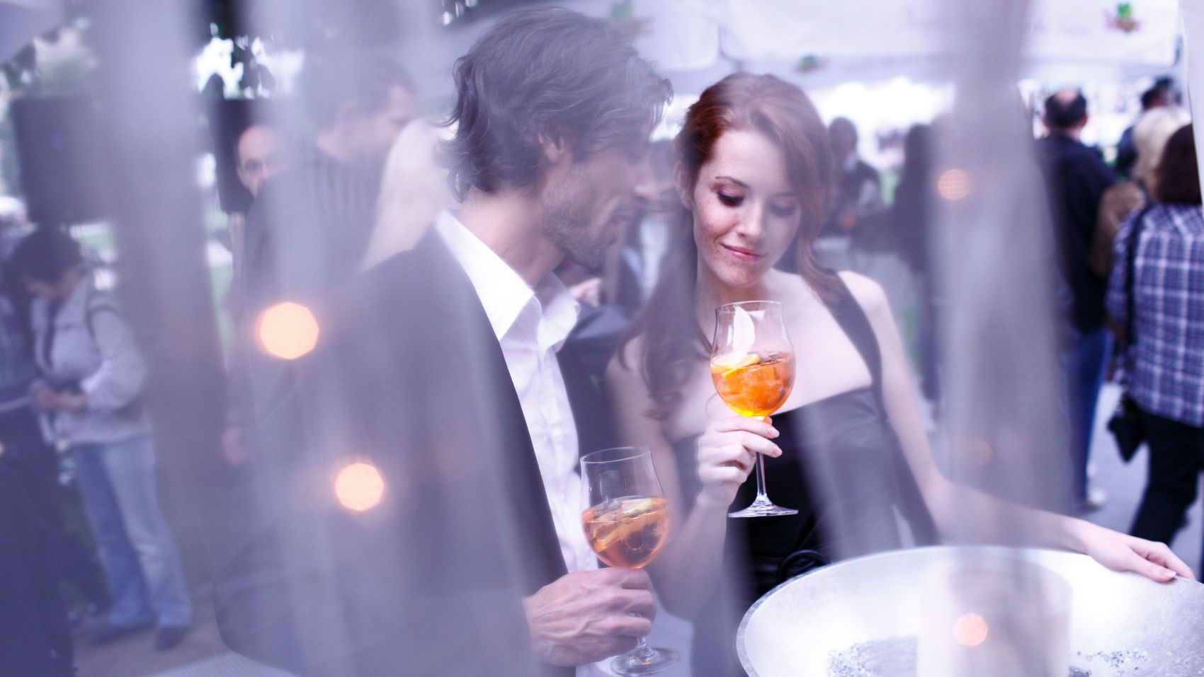 Weingenuss zu Zweit Paar genießt Aperitif bei einer stilvollen Veranstaltung