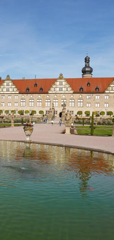Schloss und Schlossgarten Weikersheim mit dem Herkulesbrunnen

SoMe Reise Liebliches Taubertal "Route der Genüsse" 2023 | Creator: Susanne Maier (@blackdotswhitespots)