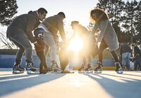 Eislaufen auf der Kunsteisbahn in Heddesheim, Baden-Württemberg, Deutschland im Winter,