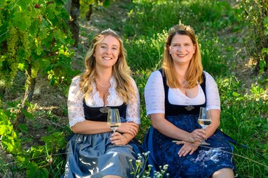 Weinkönigin Mareike Fries und Weinprinzessin Clara Murphy im Weinberg | © Thomas Weller     t.weller@t-online.de
