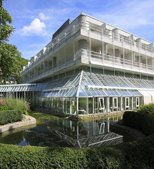 Außenansicht des Best Western Premier Parkhotels mit Glasfassade, mehreren Etagen und einem Teich mit umliegendem Grün | © Best Western Premier Parkhotel