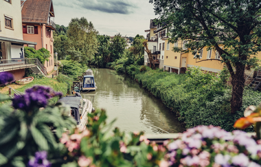 Blick auf einen kleinen Fluß (Elsenz) mit einem kleinen Boot. Am rechten und linken Ufer sind Häuser. Neckargemünd im Odenwald. | © Touristikgemeinschaft Odenwald e.V.