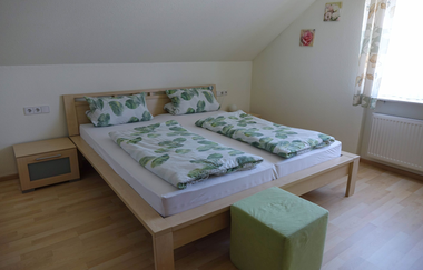 Doppelbett mit Nachttischschrank | © Neckar-Zaber-Tourismus e.V.