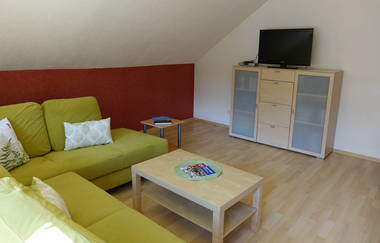 Wohnbereich mit Couch, Schrank und Fernseher | © Neckar-Zaber-Tourismus e.V.