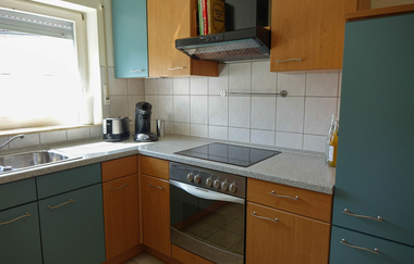 Küche mit Holzschränken, Ofen, Herd, Spülbecken, Kühlschrank | © Neckar-Zaber-Tourismus e.V.