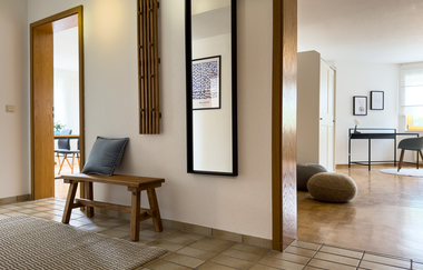 Aufnahme der kleinen Ferienwohnung mit Blick auf den Flur und auf das Wohnzimmer | © Neckar-Zaber-Tourismus e.V.