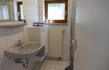 Badezimmer bestehend aus Waschbecken mit Spiegel, Dusche und weißer Schrank | © Neckar-Zaber-Tourismus e.V.