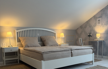 Modernes helles Schlafzimmer, weißes Bett und Nachtisch | © Block