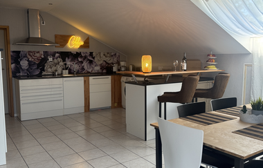 Offener Küchen- und Essbereich im Dachgeschoss | © Block