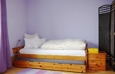 Schlafzimmer mit einem Einzelbett und Nachtschrank | © Neckar-Zaber-Tourismus e.V.