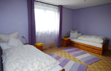 Schlafzimmer mit zwei Einzelbetten und jeweils einem Nachttischschrank | © Neckar-Zaber-Tourismus e.V.