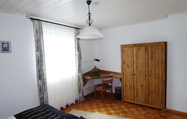 Schlafzimmer, Sicht auf den hölzernen Kleiderschrank und eine Schreibtischecke | © Neckar-Zaber-Tourismus e.V.