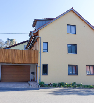 Außenansicht: gelbfarbiges Haus mit Garage | © Neckar-Zaber-Tourismus e.V.