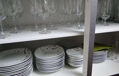 Große und kleine Teller, Wein- und Biergläser und anderes Geschirr | © Neckar-Zaber-Tourismus e.V.