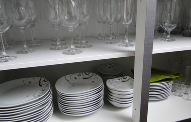 Große und kleine Teller, Wein- und Biergläser und anderes Geschirr | © Neckar-Zaber-Tourismus e.V.