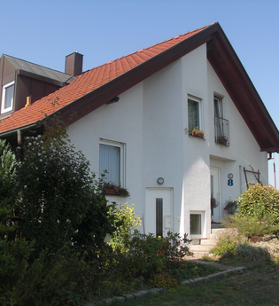 Außenansicht der Feroienwohnugn Hipp in Brackenheim | Haus mit Parkplatz | © Neckar-Zaber-Tourismus e. V.