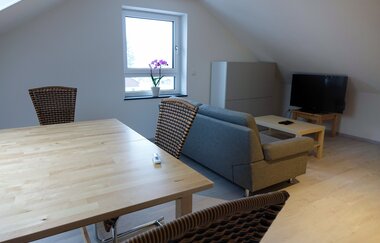 Wohn und Esszimmer mit Tisch und Couch und Fernseher | © Neckar-Zaber-Tourismus e.V.