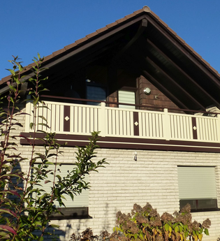 Außenansicht der Ferienwohnung. Beige und dunkelbraune Farben, dreieckiges Dach | © Neckar-Zaber-Tourismus e.V.