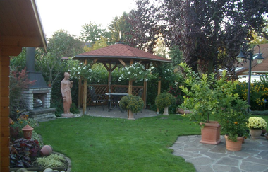 Garten der Ferienwohnung, grüne Wiese, ein überdachter Bereich mit Tisch und Stühlen | © Neckar-Zaber-Tourismus e.V.