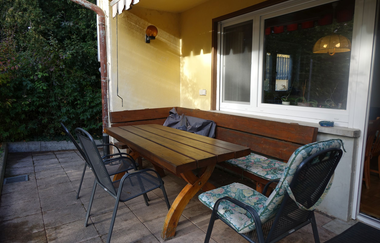 Terasse mit einer Bank und drei Stühlen und einem Holztisch | © Neckar-Zaber-Tourismus e.V.