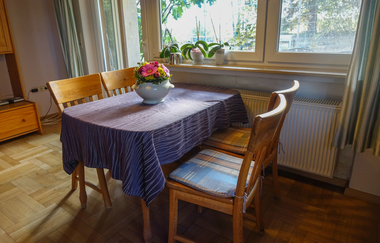 Esszimmer mit Tisch und vier Holzstühlen | © Neckar-Zaber-Tourismus e.V.