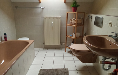 Badezimmer mit Badewanne, Toilette und Waschbecken