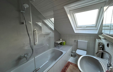 Blick ins Bad der Ferienwohnung mit Dusch-Badewanne, Toilette und Waschbecken. | © Neckar-Zaber-Tourismus e.V.