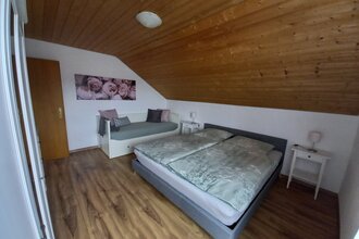 Zimmer mit Doppelbett und einer Couch und zwei Nachttischschränken | © Neckar-Zaber-Tourismus e.V.