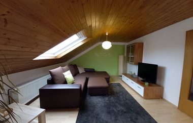 Wohnzimmer mit Couch, Fernseher und Schrank | © Neckar-Zaber-Tourismus e.V.