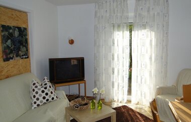 Wohnzimmer mit Couch, Sessel, Tisch und Fernseher | © Neckar-Zaber-Tourismus e.V.