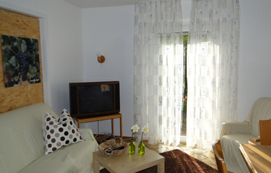 Wohnzimmer mit Couch, Sessel, Tisch und Fernseher | © Neckar-Zaber-Tourismus e.V.