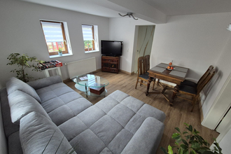 Wohnzimmer mit grauer Wohnlandschaft, Tisch mit 4 Stühlen | © Wolf