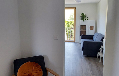 dunkelblauer Sessel, im Hintergrund sieht man eine gleichfarbige Couch und ein weißer Schrank mit Pflanzendeko | © Neckar-Zaber-Tourismus e.V.