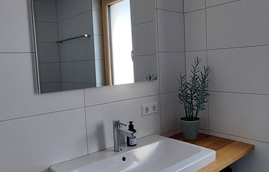 Waschbecken mit Spiegel, kleines weißes Schiebe-Regal | © Neckar-Zaber-Tourismus e.V.