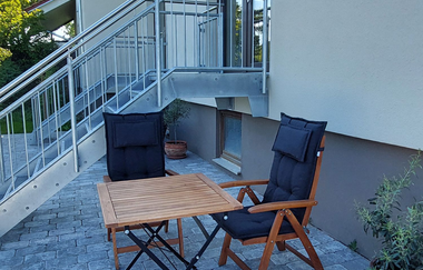 Außenbereich mit einem Holztisch und zwei Stühlen mit bequemen Auflagen | © Neckar-Zaber-Tourismus e.V.