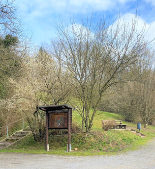 Vorplatz am Kühberg mit Informationstafel zum Freizeitplatz