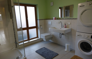 Aufnahme des Badezimmers mit Waschmaschine, Waschbecken, Dusche und Spiegel | © Neckar-Zaber-Tourismus e.V.