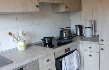 Küche mit Ofen, Herd, Kaffeemaschine, Toaster und vielen Schränken | © Neckar-Zaber-Tourismus e.V.