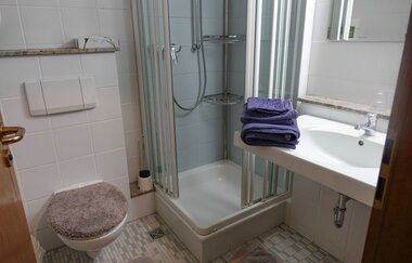 Badezimmer mit Toilette, Dusche und ein Waschbecken | © Neckar-Zaber-Tourismus e.V.