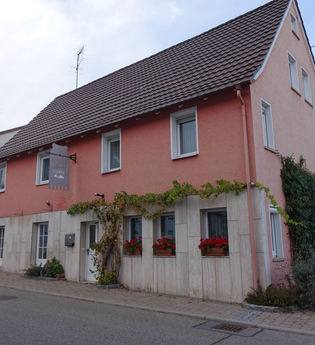 Außenansicht: rotes Gebäude mit dunklem Ziegeldach | © Neckar-Zaber-Tourismus e.V.