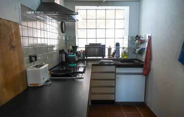 Gemeinschaftsküche mit Ofen, Herd, Mikrowele und Spülbecken | © Neckar-Zaber-Tourismus e.V.