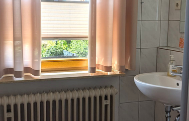 Gästehaus Ruth | © Badezimmer mit Toilette und Waschbecken und Fenster