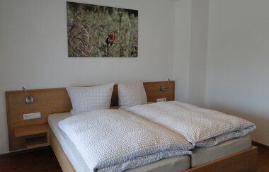 Doppelzimmer mit Doppelbett und jeweils ein Nachttischschränkchen | © Neckar-Zaber-Tourismus e.V.
