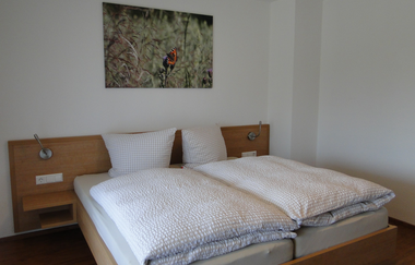 Doppelzimmer mit Doppelbett und jeweils ein Nachttischschränkchen | © Neckar-Zaber-Tourismus e.V.