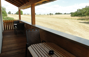 Balkon mit Holztisch und mindestens einem Stuhl | © Neckar-Zaber-Tourismus e.V.