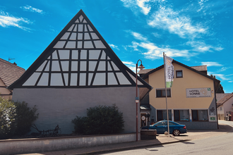 Außenansicht Hotel Sonne mit Parkplatz vor dem Haus | © Jung