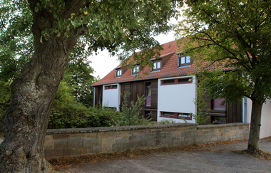 Außenansicht des Jugendhauses: weißes und hölzernes Gebäude mit rotem Dach | © Neckar-Zaber-Tourismus e.V.