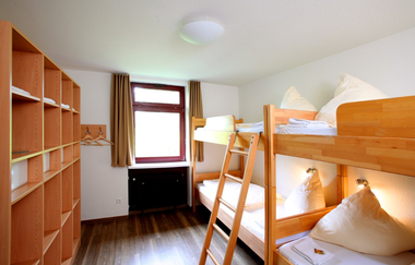 Mehrbettzimmer mit zwei Stockbetten, einem Holzschrank und Fenster | © Neckar-Zaber-Tourismus e.V.